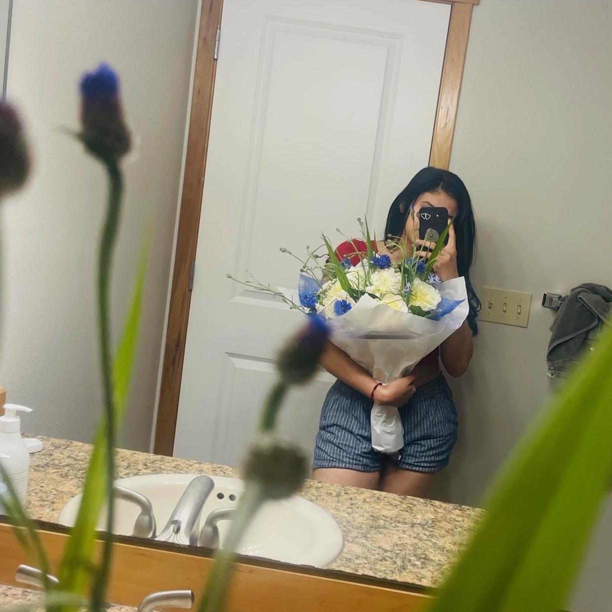 The first flowers that Dakota gave me 😊 and the day he brought me the gift with the $50😅😂