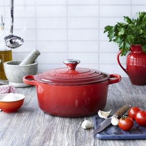 Signature Round Dutch Oven