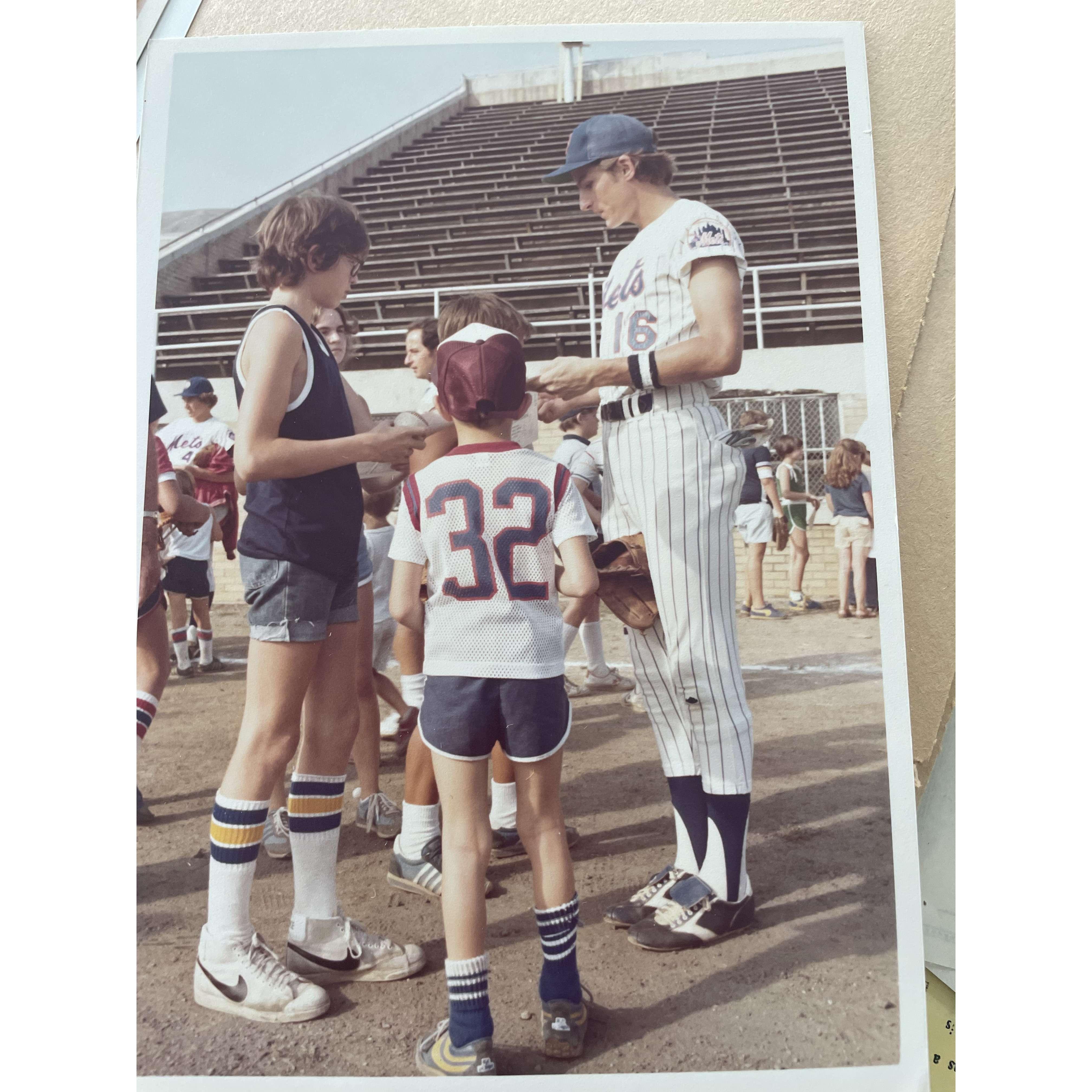 Rich signing autographs, Mets Minor League Team (1981)  Kingsport Mets, Kingsport, TN