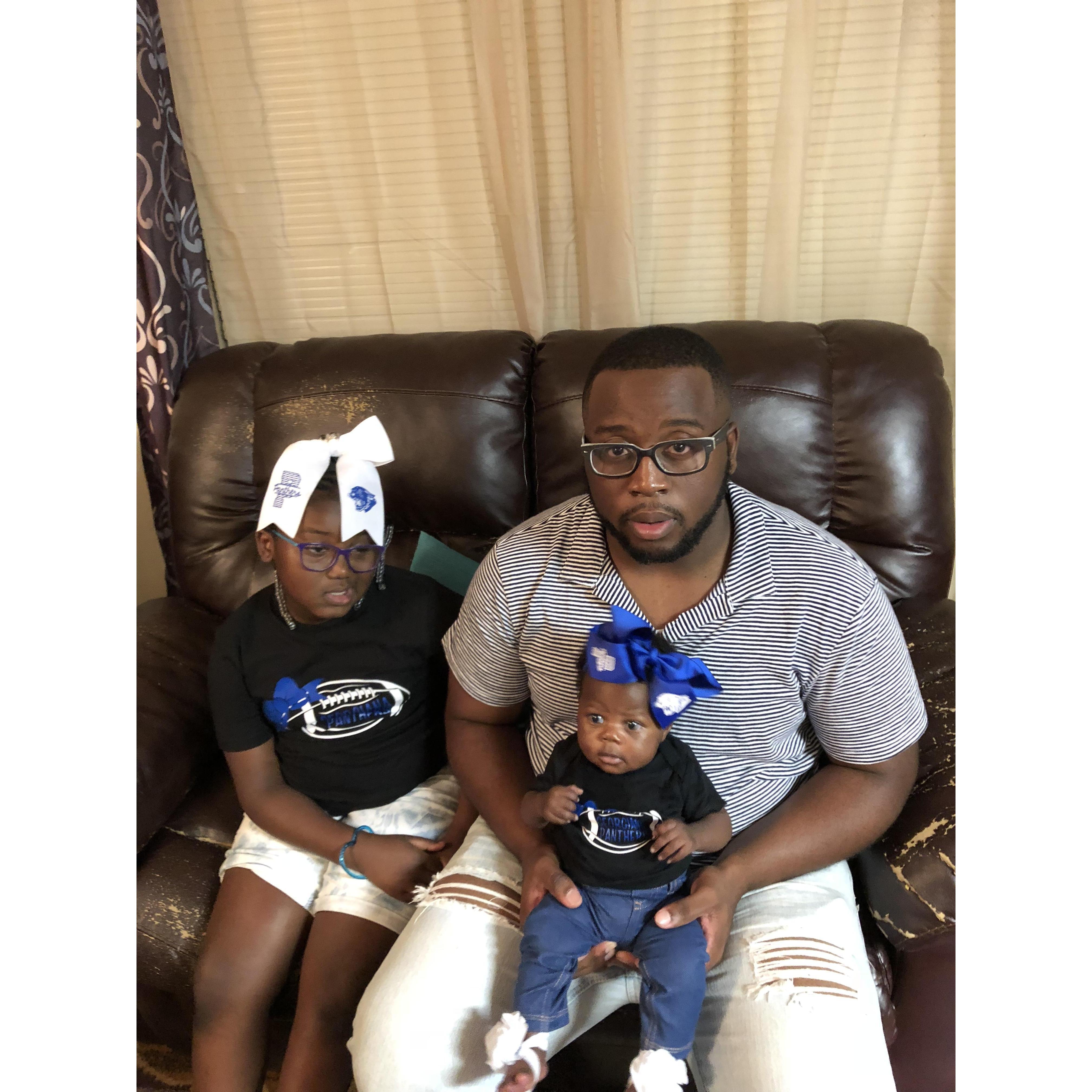 Daddy and his girls. I don’t know what Tamia was doing. Lol