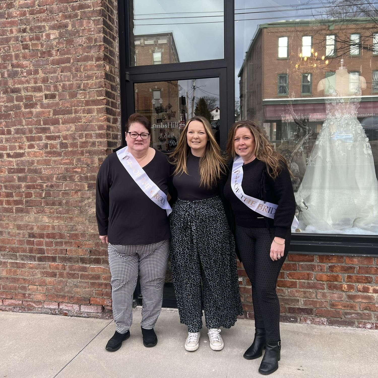The day the bride picked her dress with her squad 🩵