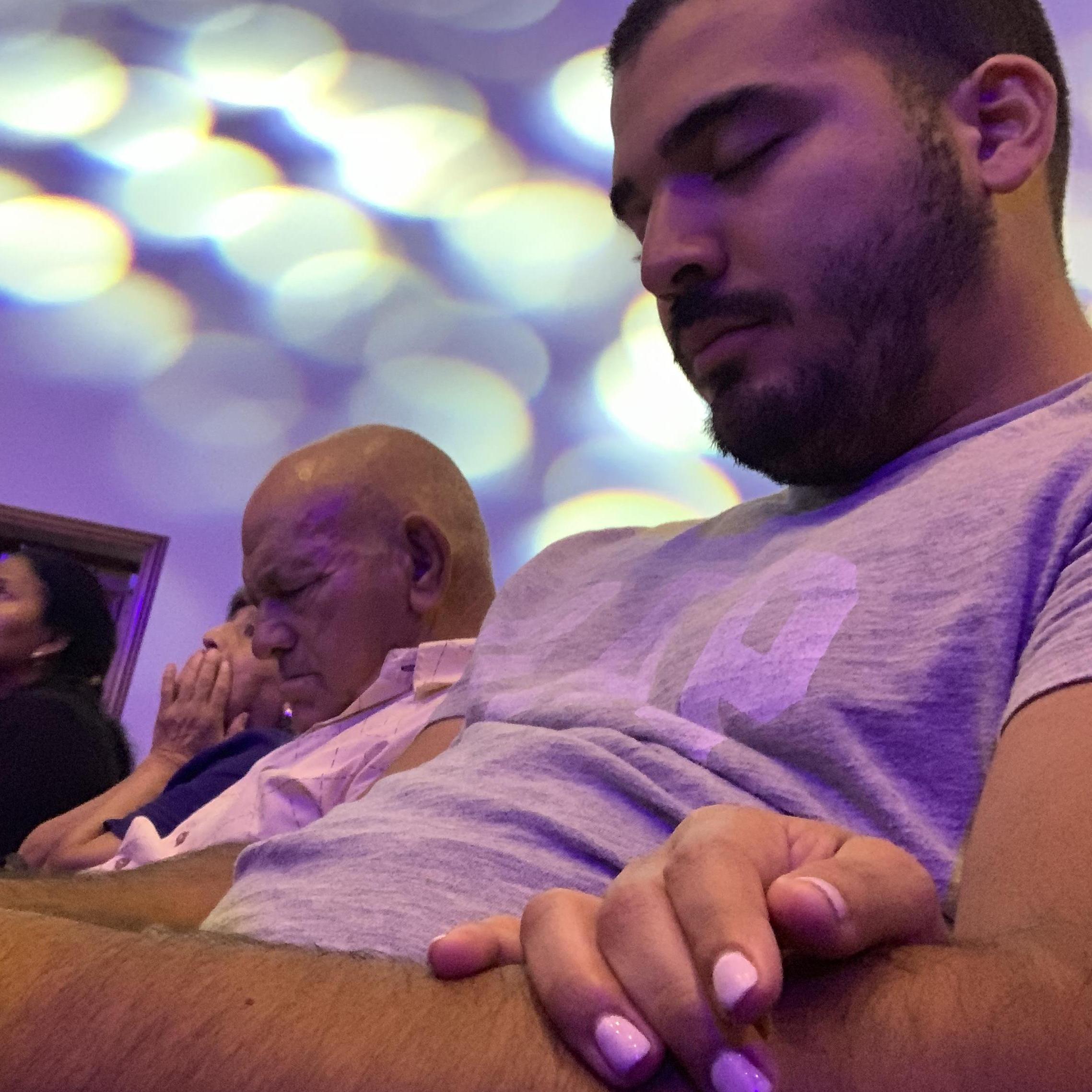 Cuando la acompaña a la iglesia.! No esta orando, esta durmiendo!!!!