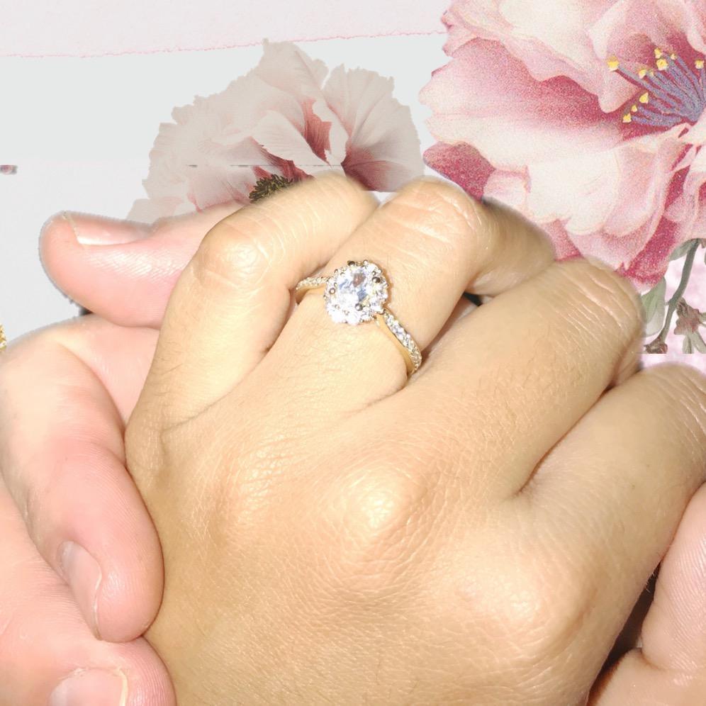 Mi hermoso anillo de compromiso.