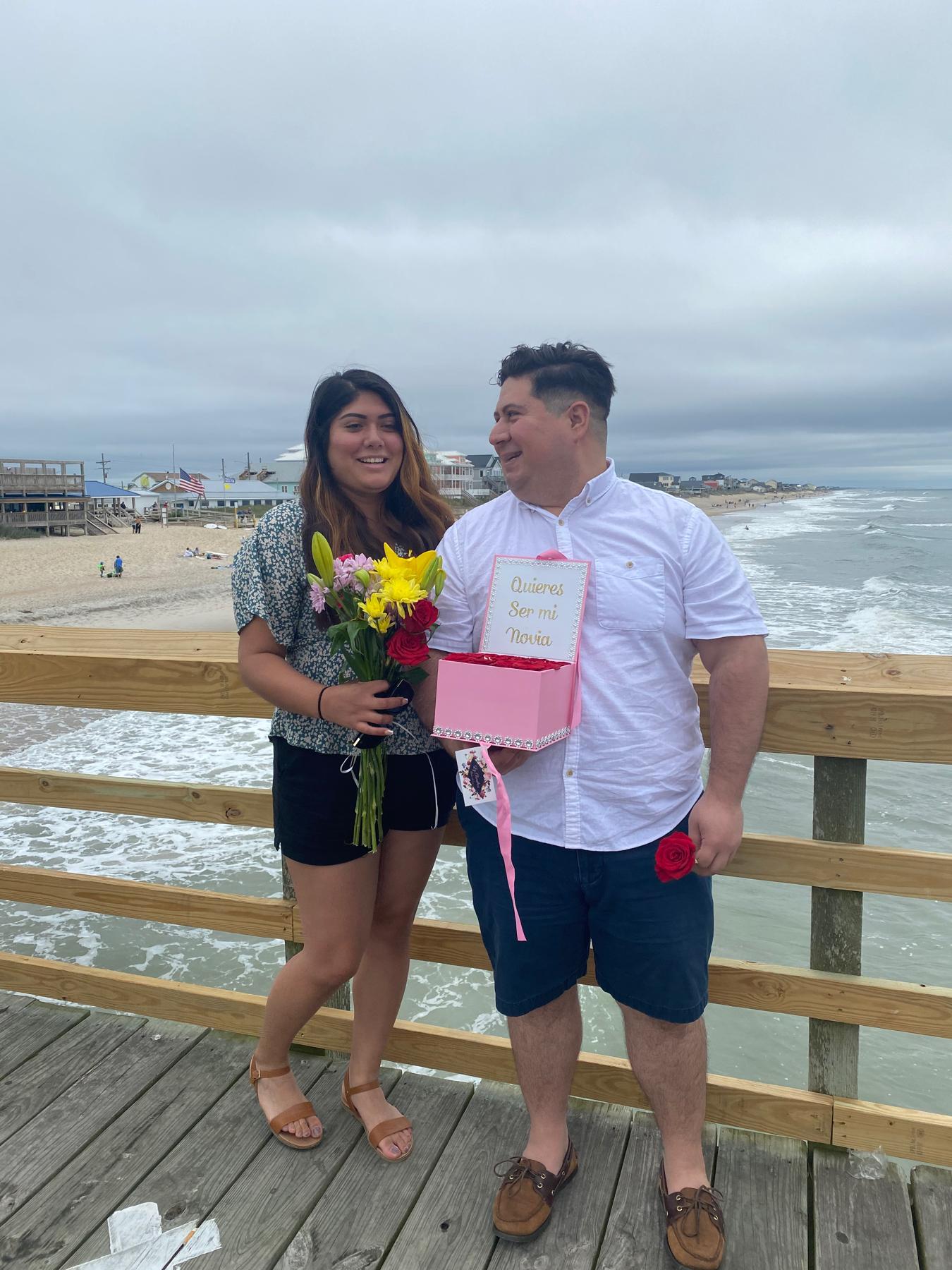 May 2021, we went to Topsail Beach, NC where Javier asked me to be his girlfriend. --------------------- mayo 2021, fuimos a Topsail Beach, NC. Javier me pidió que fuera su novia.