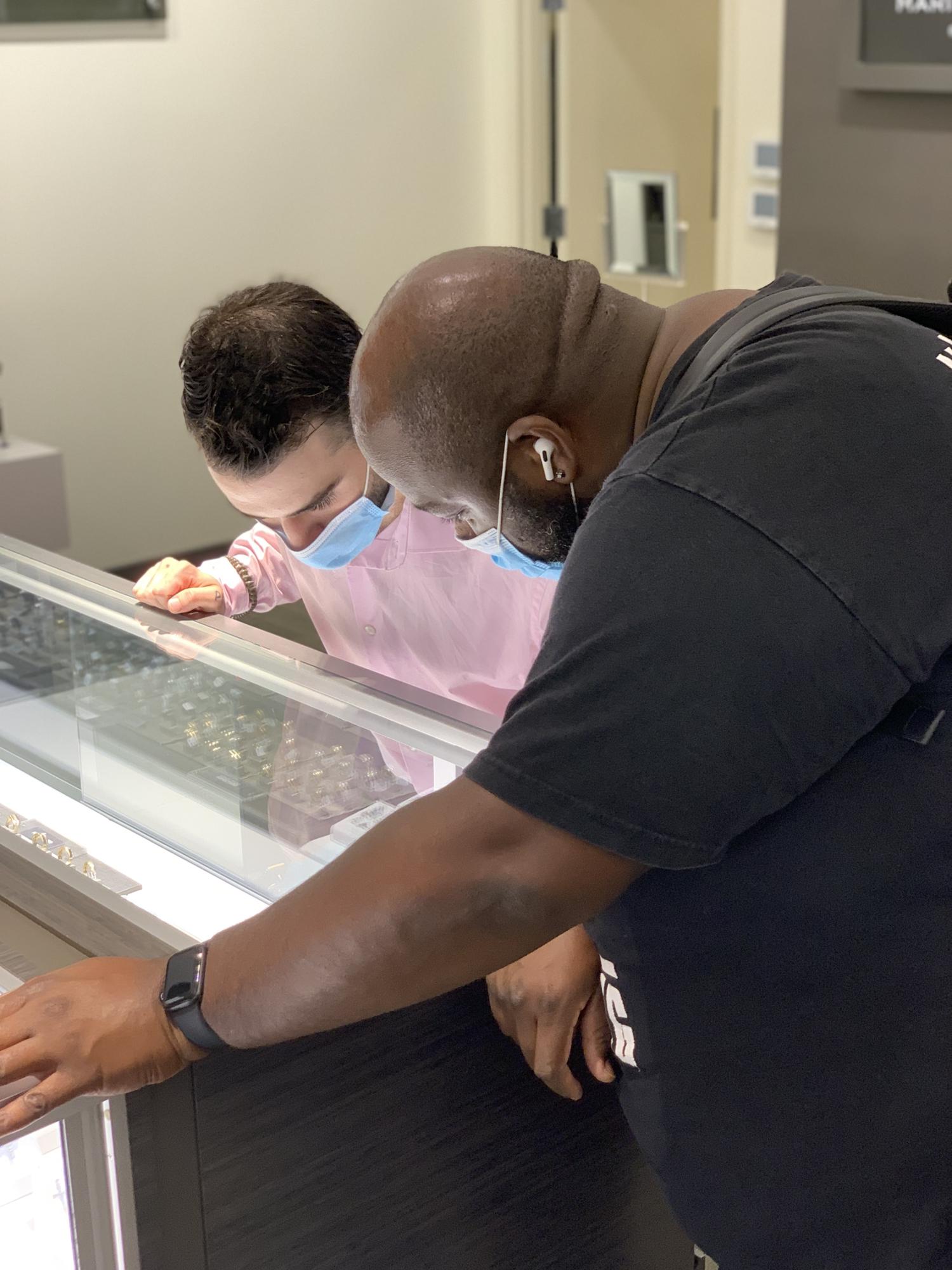 Antonio goes Ring Shopping… Decisions… Decisions!!!