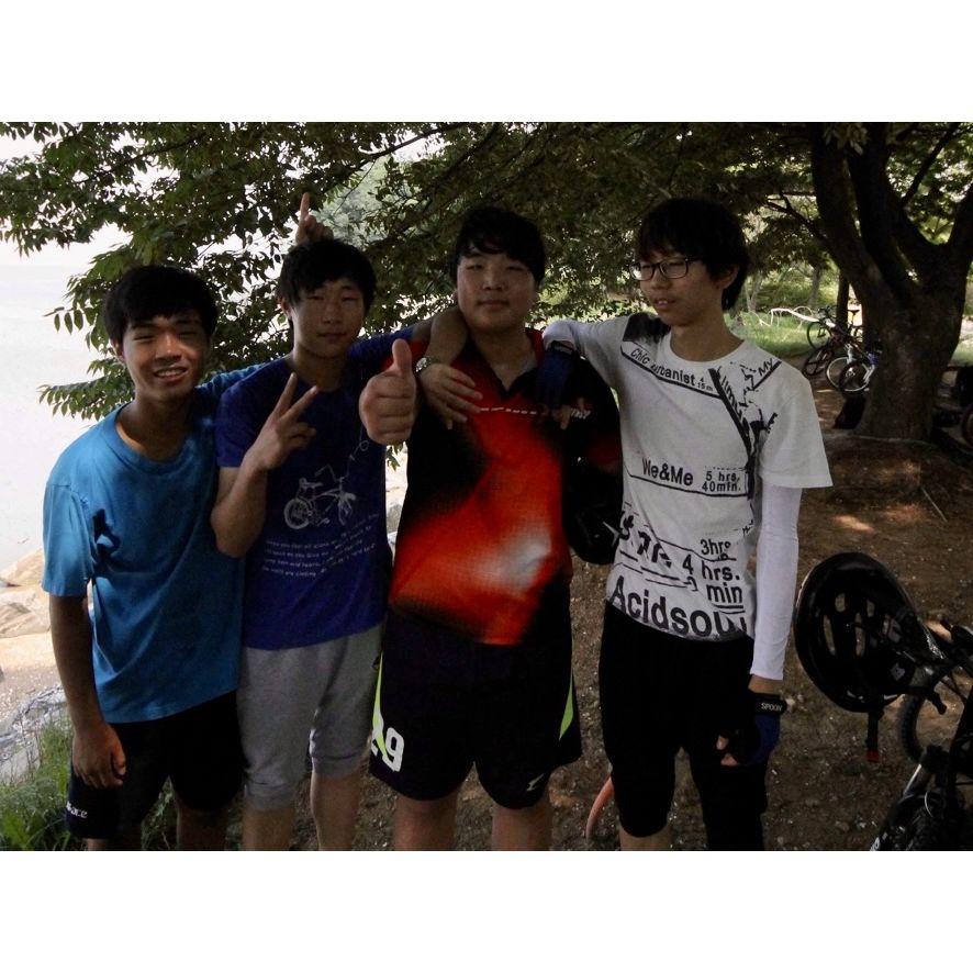 Here is a photo of teenage Jin-hwan visiting Jeju Island, the southernmost island in Korea. 십대 시절 진환이가 제주도에 놀러 갔을 때 찍은 사진입니다.