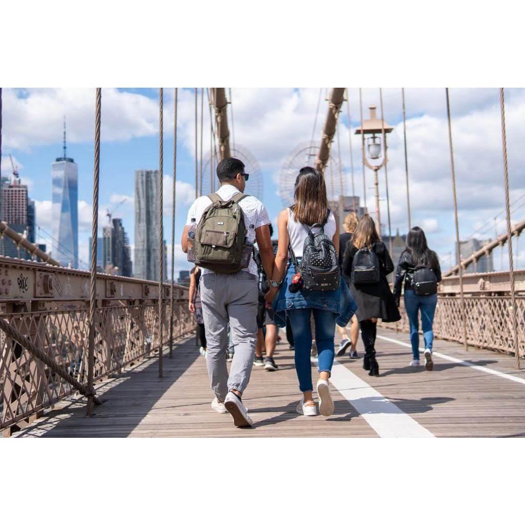 Caminamos de la mano por el puente Brooklyn