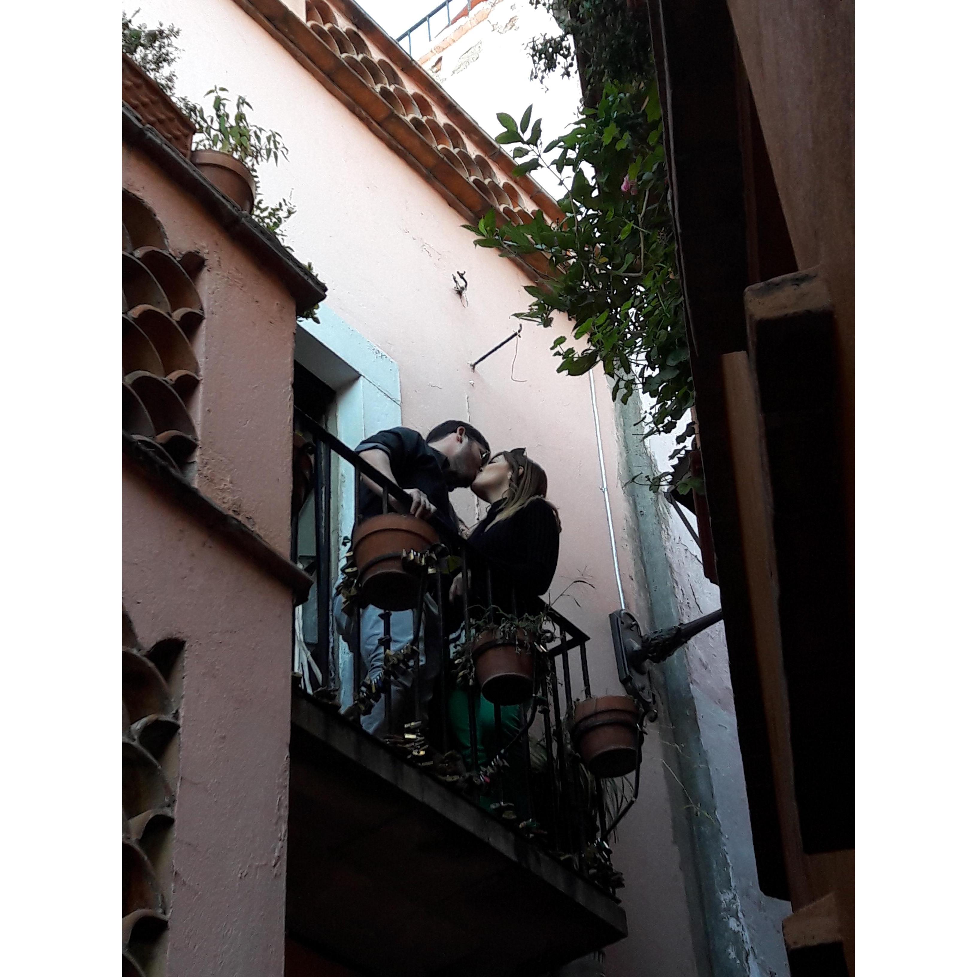 Callejón del beso. Según leyenda 15 años de buena suerte.