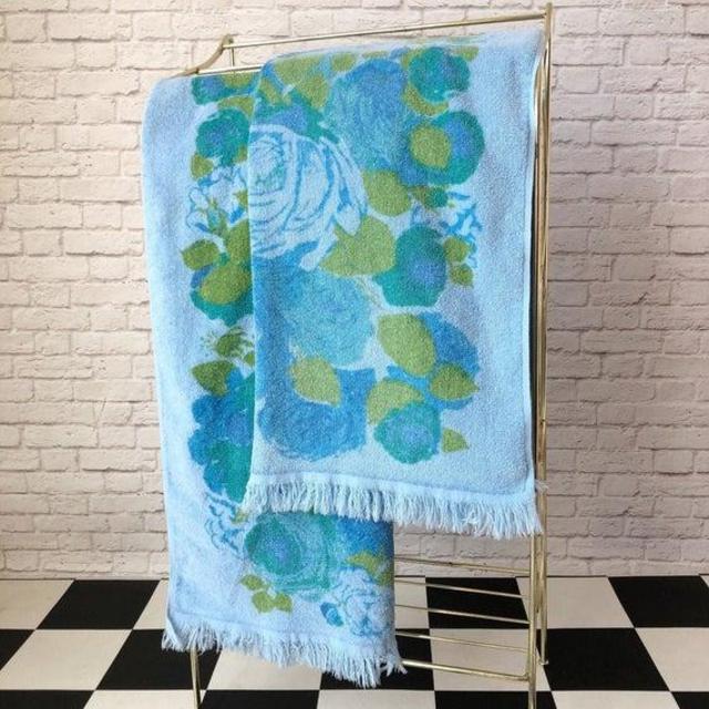 Blue floral towel set, Set of 2 vintage bath towels, baby blue rose bath towels, fringed teal royal blue flowers, avocado green leaves