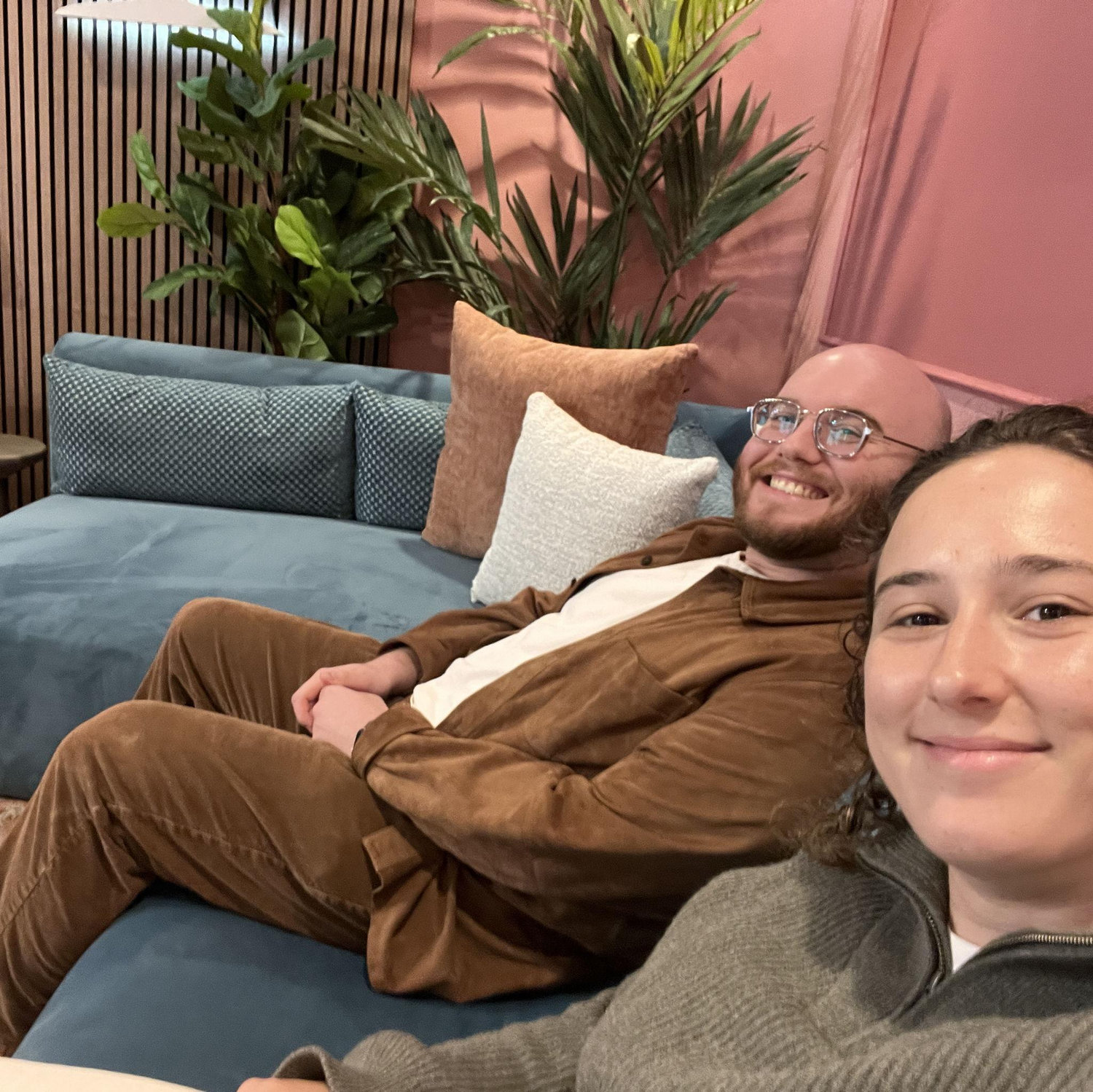 The day we bought our expensive couch
Le jour ou on a acheté notre canapé trop cher