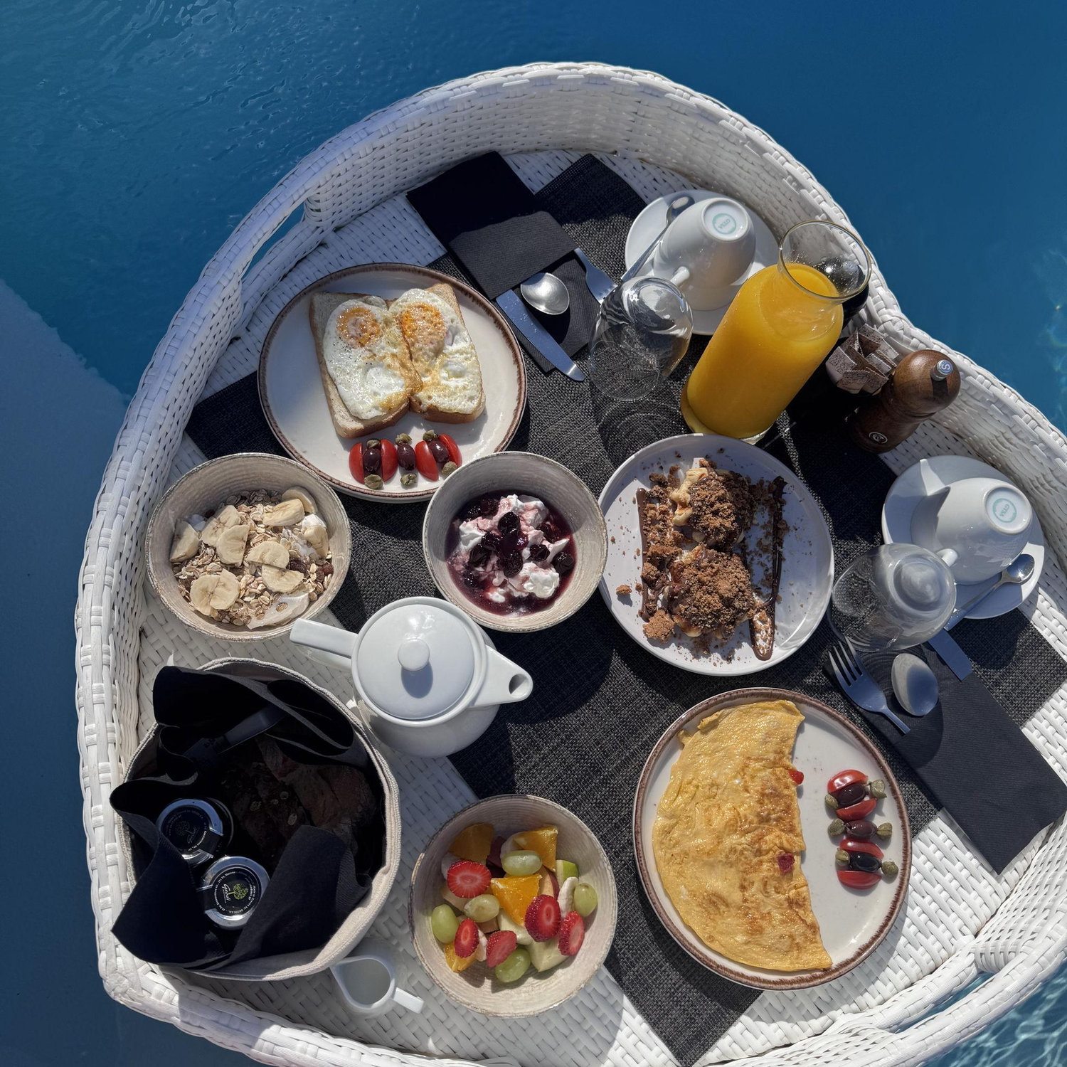 Floating breakfast