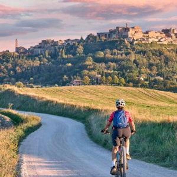 Bike, food, and wine tour in Tuscany