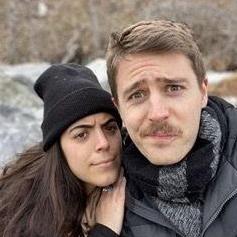 Just us being silly, we hope you won't need to be this bundled up in mid September! | Juste nous en train de rigoler un peu, on espère que t'auras pas besoin de te couvrir autant mi-septembre!