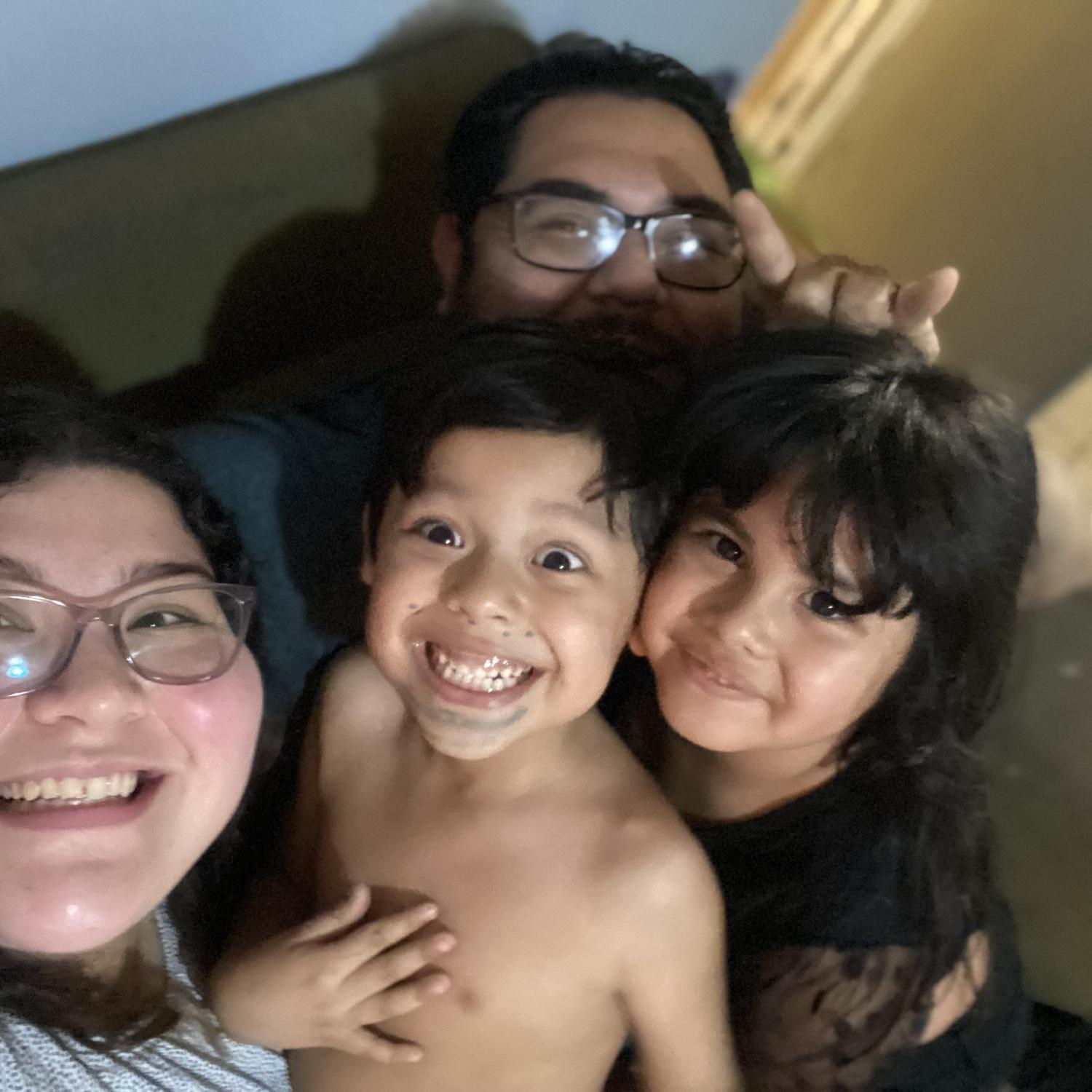 Los tíos y los sobrinos tomándose selfie!