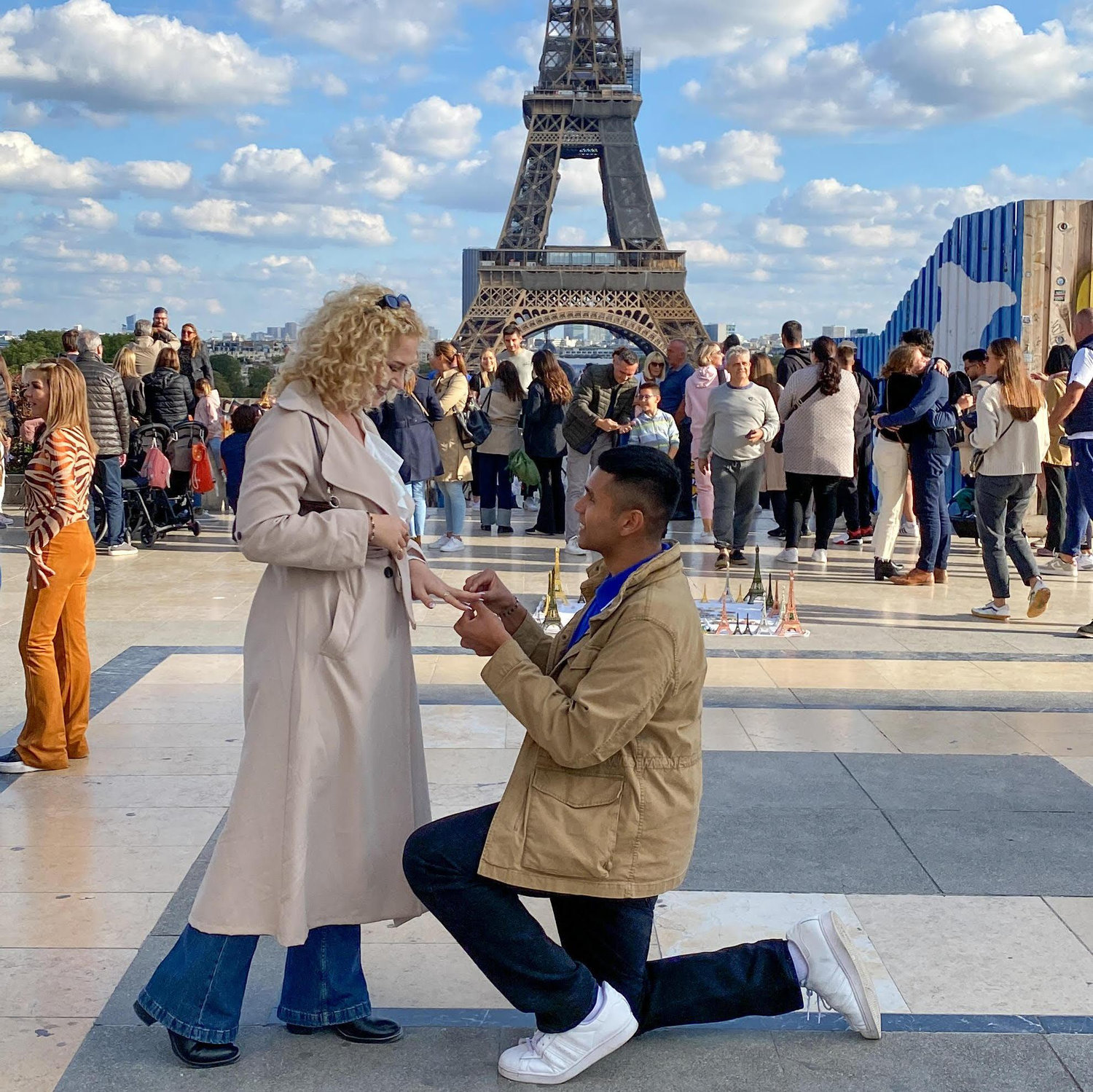 Julian proposes in front of the Eifel Tower! / ¡Julian le pide matrimonio frente a la Torre Eiffel! (2022)