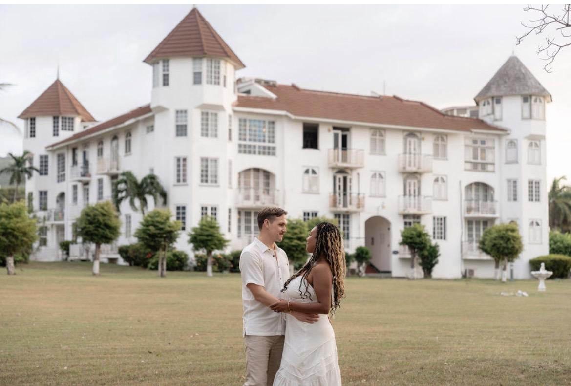 The Wedding Website of Acoma Gaither and Alex Burns