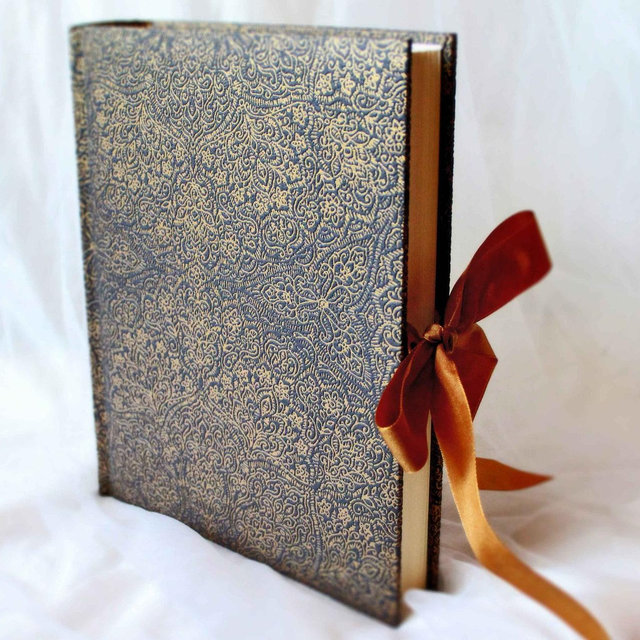 Gold & Black classic photo album with satin ribbon closure - for 200 photos (4x6)