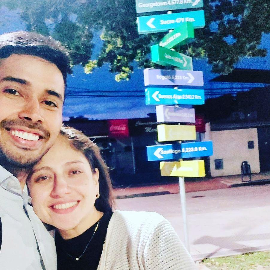 Dos viajeros, soñando con un dia conocer el mundo juntos.