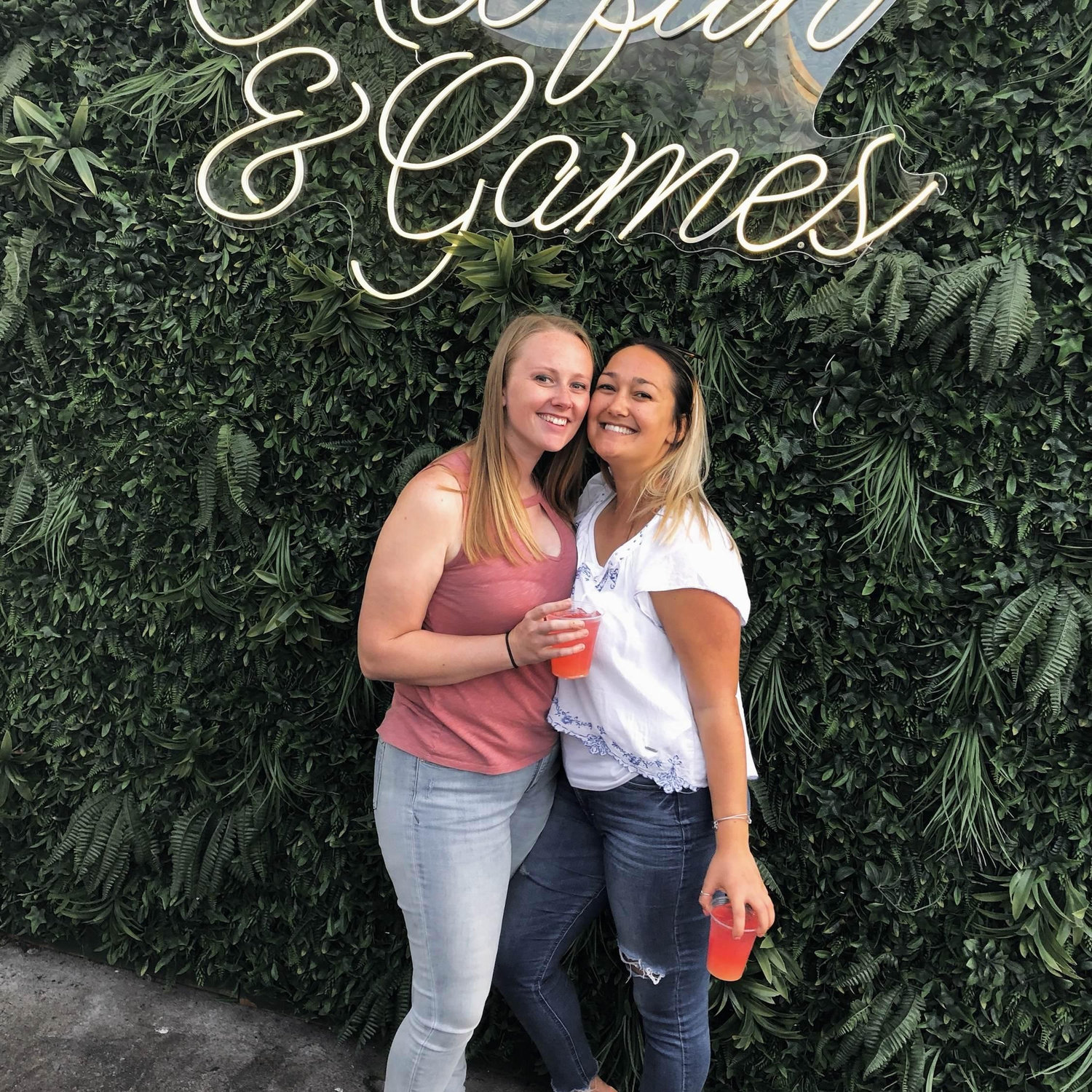 Girls weekend, with O meeting S's friends for the first time