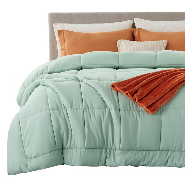 Bedsure Comforter Duvet Insert - Quilted Comforters Cal King Size, All Season Duvet, GentleSoft Down Alternative Bedding, with 8 Tabs, Gifts for Women/Men, Sage Green, California King 96 X 102 Inches