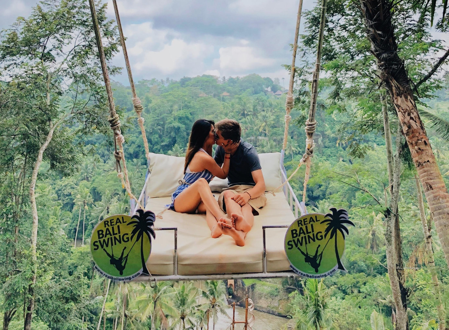 The Wedding Website of Erlindha Fhirdha and Justin Suits