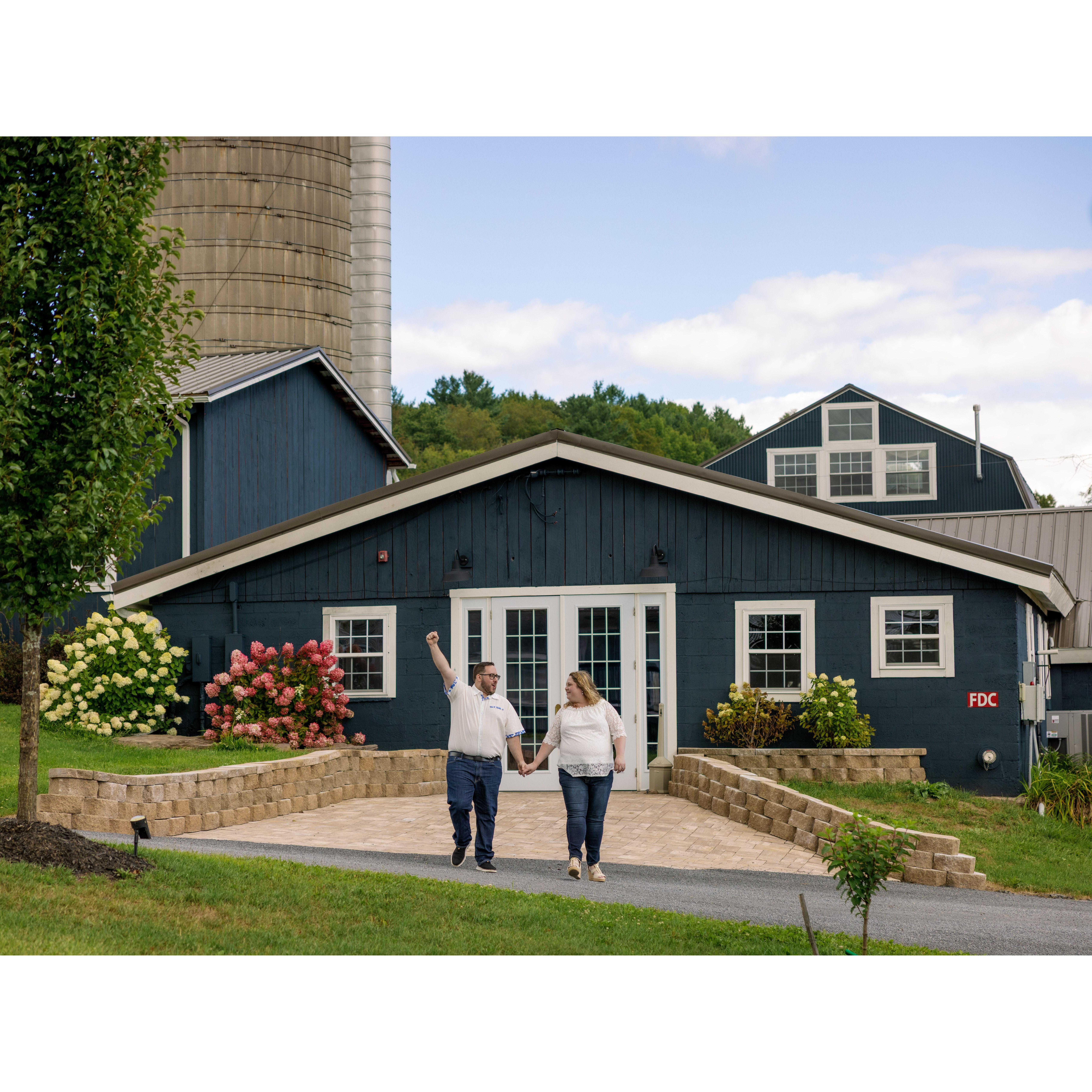Engagement Session-Gilbertsville Farmhouse (outside the venue)