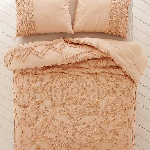 Full/Queen Rose Chloe Tufted Medallion Comforter