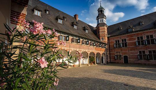 The Wedding Website of Nadia Adams and Jonas Jarvholm