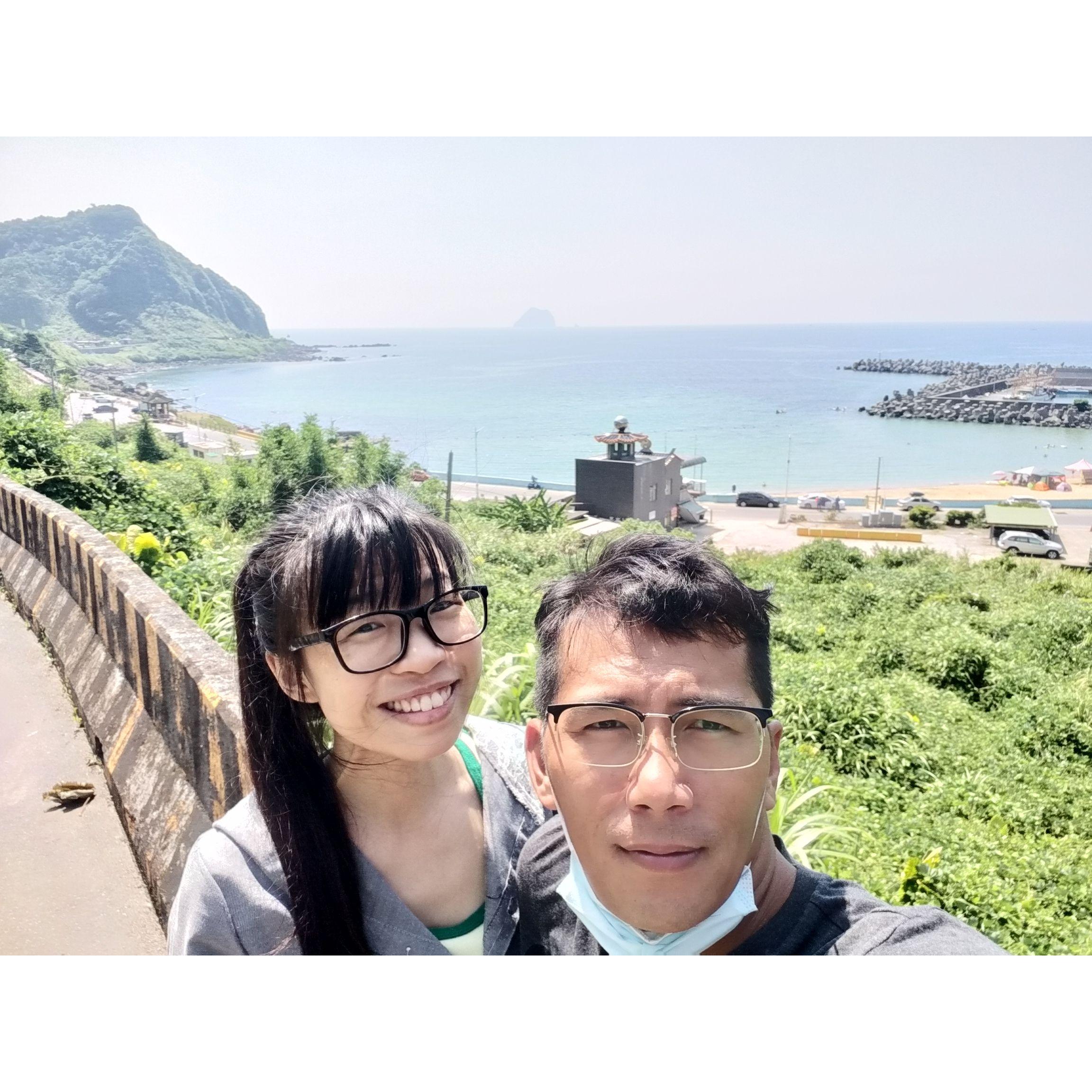清文陪小花回基隆阿嬤家。雖然基隆阿嬤不在了，但是表姊表妹阿姨還在。海也還在。