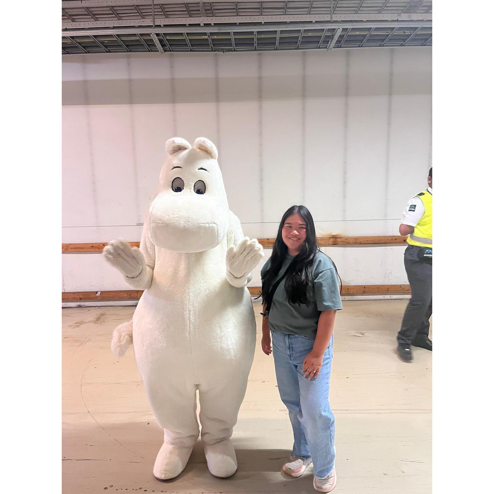 Hanna met THE moomintroll while in line for a limited edition moomin day mug on August 9th 2024. Moomin is probably Hanna's biggest passion in life (after Marius...?). August 2024