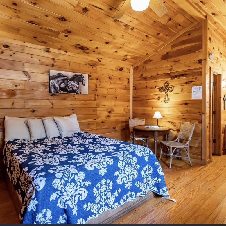 Historic Leakey Inn-
Cabins/Bar & Grill/Live Music 🎶