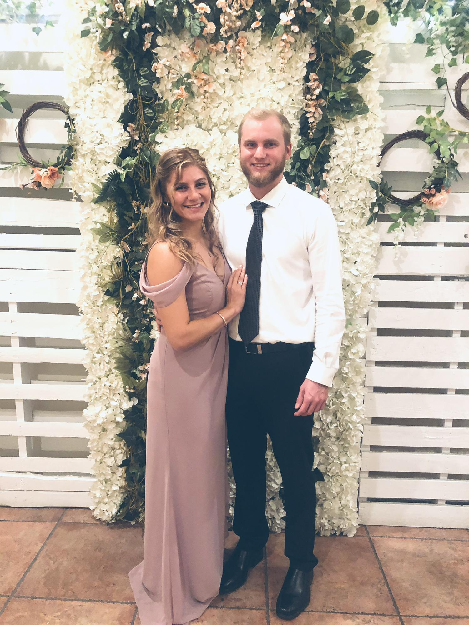 Best wedding date. ▫️ El mejor acompañante. 🤍