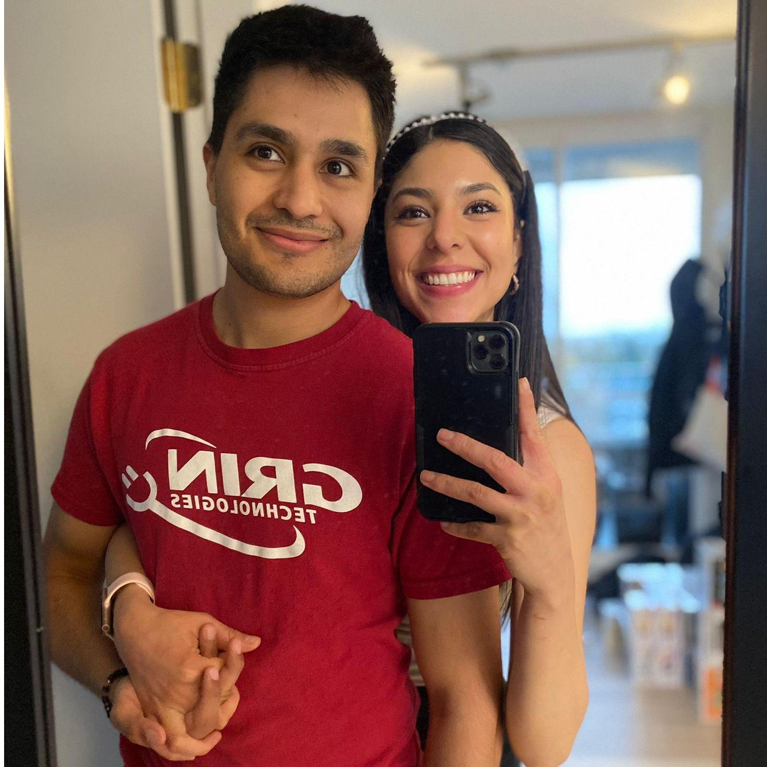 📸 Un día casual en casa después de trabajar: Días normales que se vuelven especiales cuando estamos juntos. Hasta cansados nos vemos lindos.