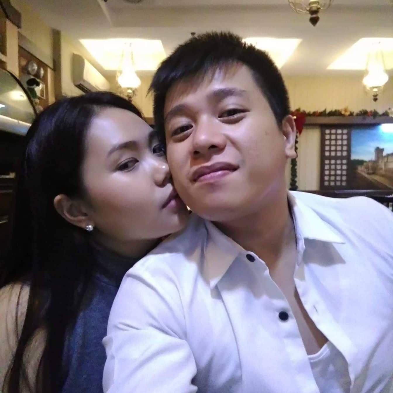 First date as a couple. We turned a 30-minute lunch break to random selfie photoshoot- pero secret dating muna iwas issue.