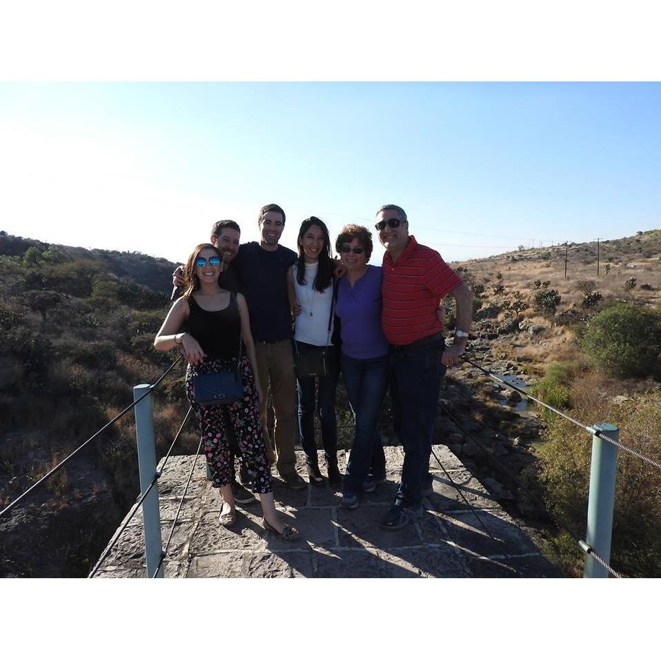 A FEW HOURS BEFORE BRADLEY PROPOSED / UNAS HORAS ANTES DE QUE ME PIDIERA MATRIMONIO