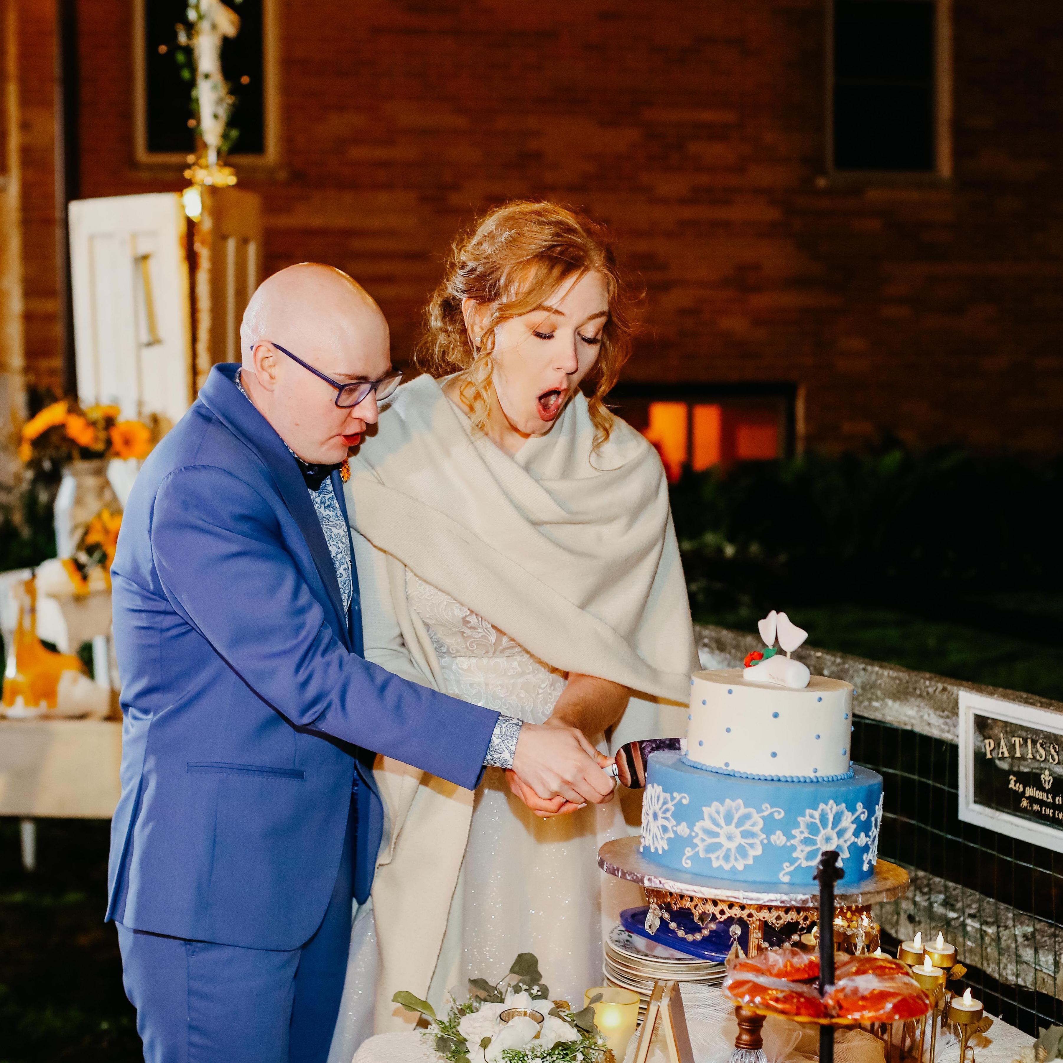 At this moment, the cake cutter snapped in Katie's hand.