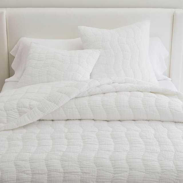 Cloud Handcrafted Cotton/Linen Quilt, Full/Queen, White