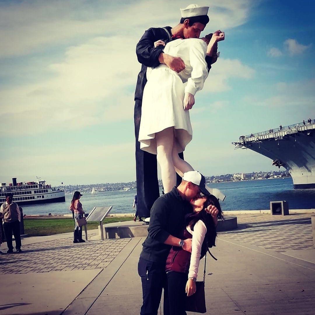 "Unconditional Surrender" statue in San Diego California.
La estátua de "Rendición Incondicional" en San Diego California.