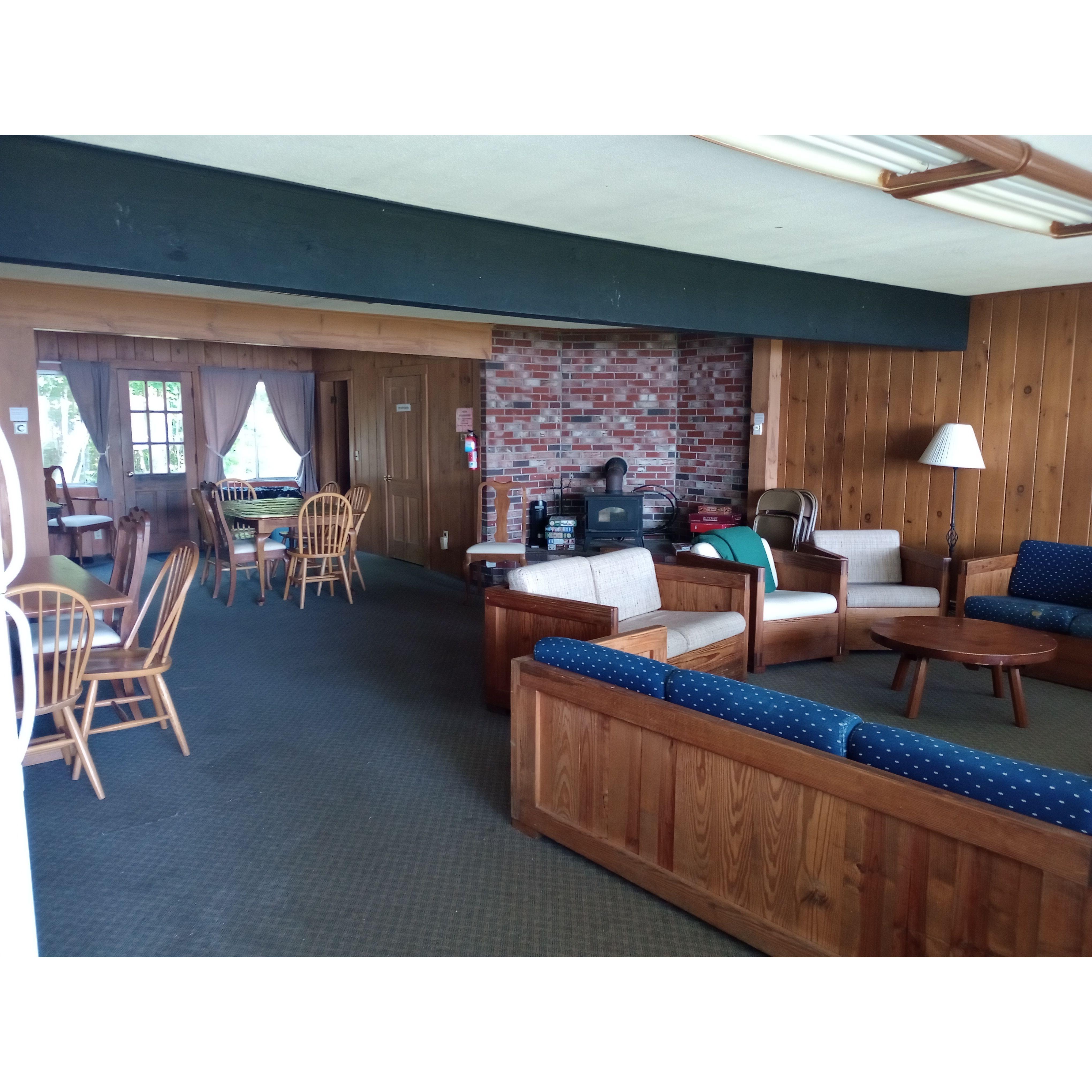 Lake View Lodge- Shared common room