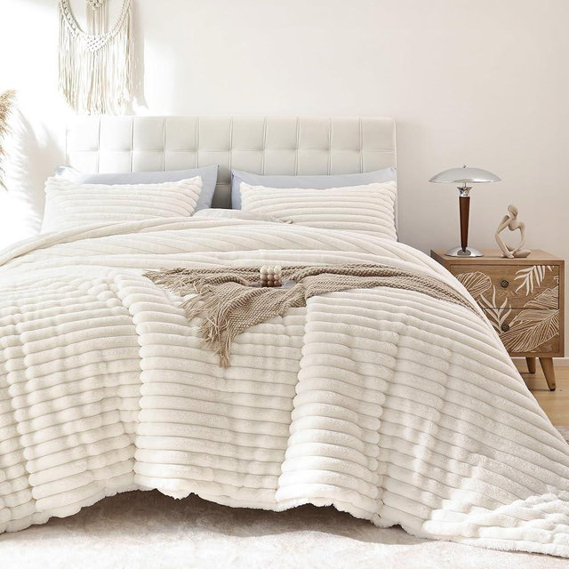 Smoofy Fluffy Queen Comforter Set 3 Pieces - Cream White Fleece Fluffy Comforter Queen Set, Luxury Fuzzy Queen Bed Set, Soft & Warm Bed Comforter Queen, Heavy Queen Bedding with 2 Pillow Cases