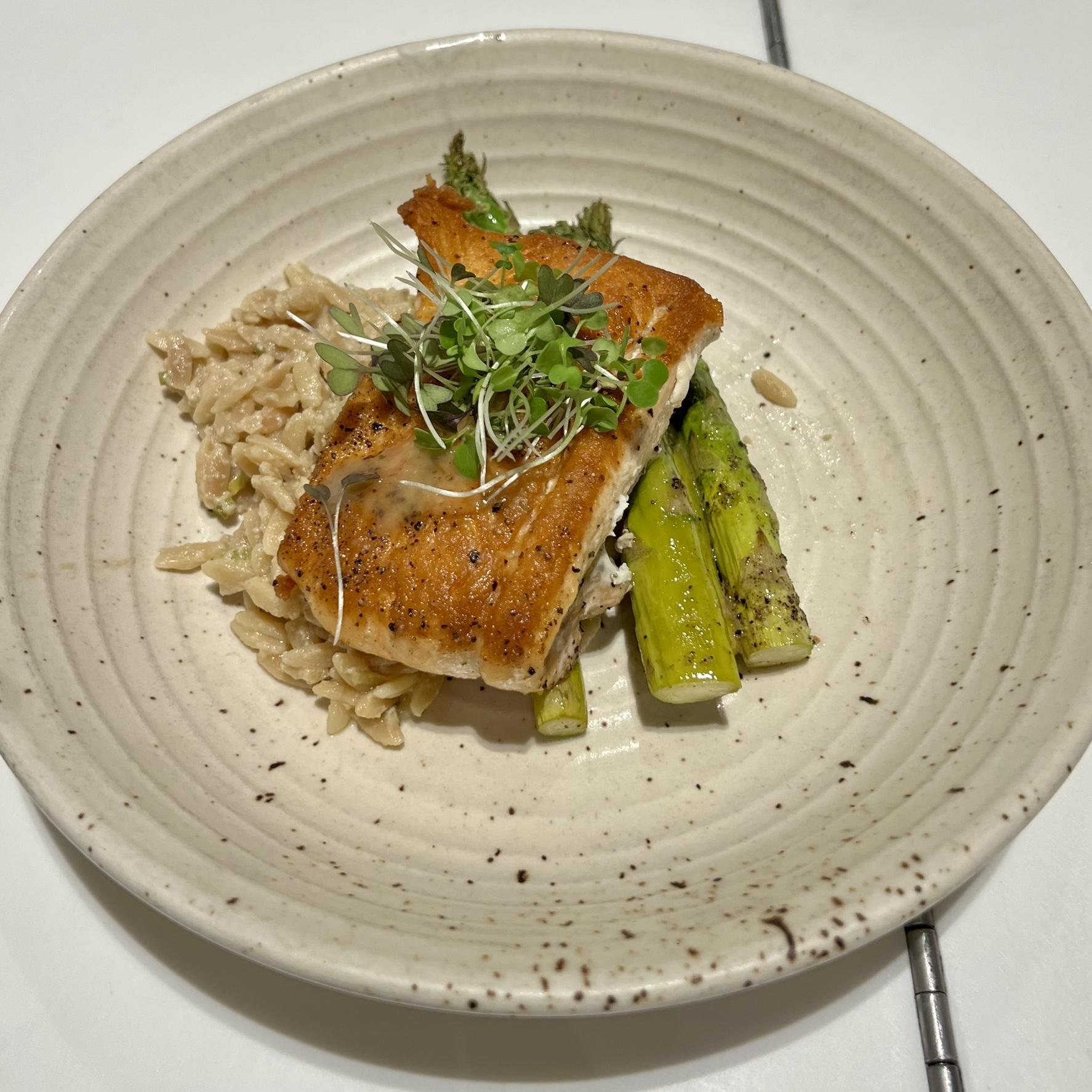 Dinner option fish:
Seared salmon with herb + grilled lemon,
Charred scallion orzo (vg),
Grilled asparagus + lemon + herb vinaigarette (vg/gf)