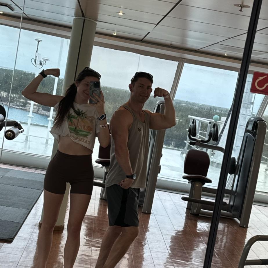 Who’s got bigger muscles?! Taylor or Curtis?!