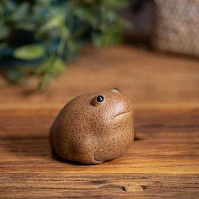Lucky Frog Tea Ceramic Pet Toad Tea Figurine Tea Pet Handmade Tea Accessories Ornaments Tea Decor Animal Sculpture Tea Statue Tea Gifts