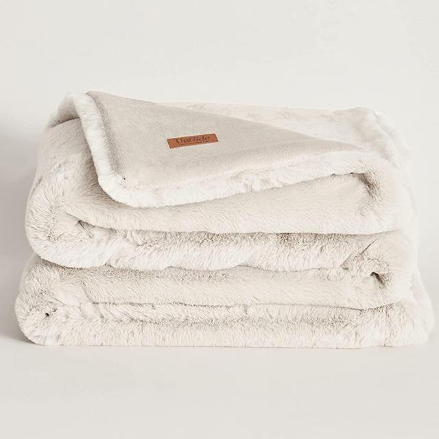UnHide Marshmallow - Faux Fur Blanket - Heavy Weight, Extra Soft Blanket - Made from Recycled Materials - Machine Washable - Queen Size (60" x 80") - Snow White