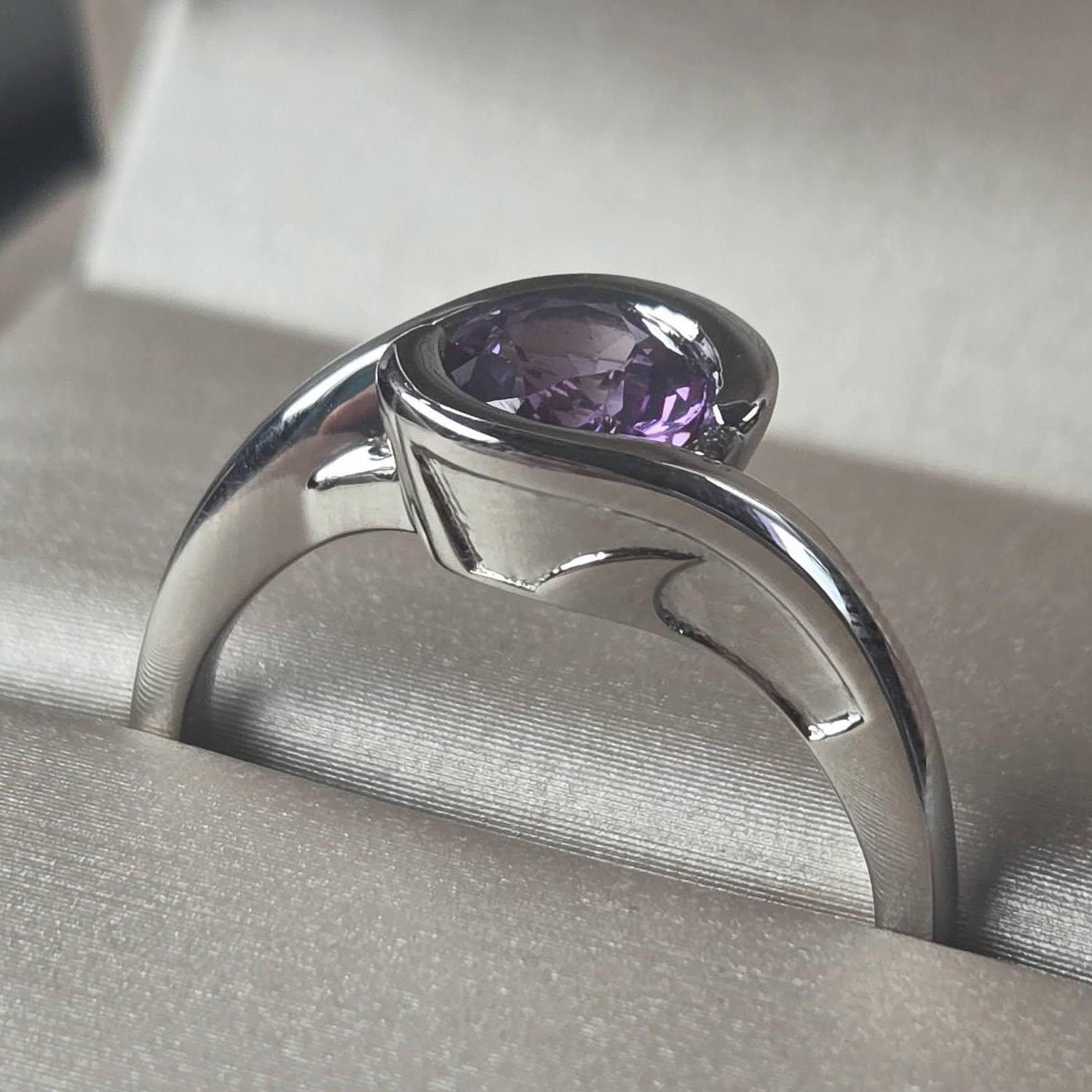 The shark side of Meredith's engagement ring