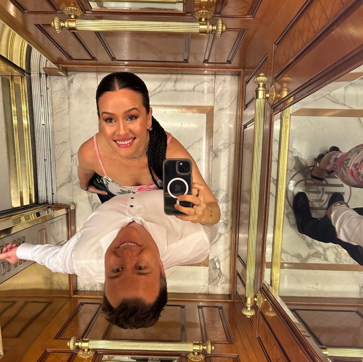 Elevador en BA. Comenzábamos nuestra (inesperada) relación a distancia por 7 meses. - Inside an elevator of a BA hotel. We started our 7 month (unexpected) long distance love story.
