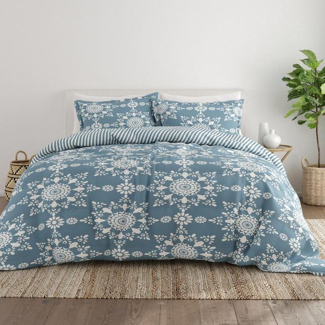 Home Collection Daisy Medallion 3-Piece Reversible Full/Queen Comforter Set in Blue