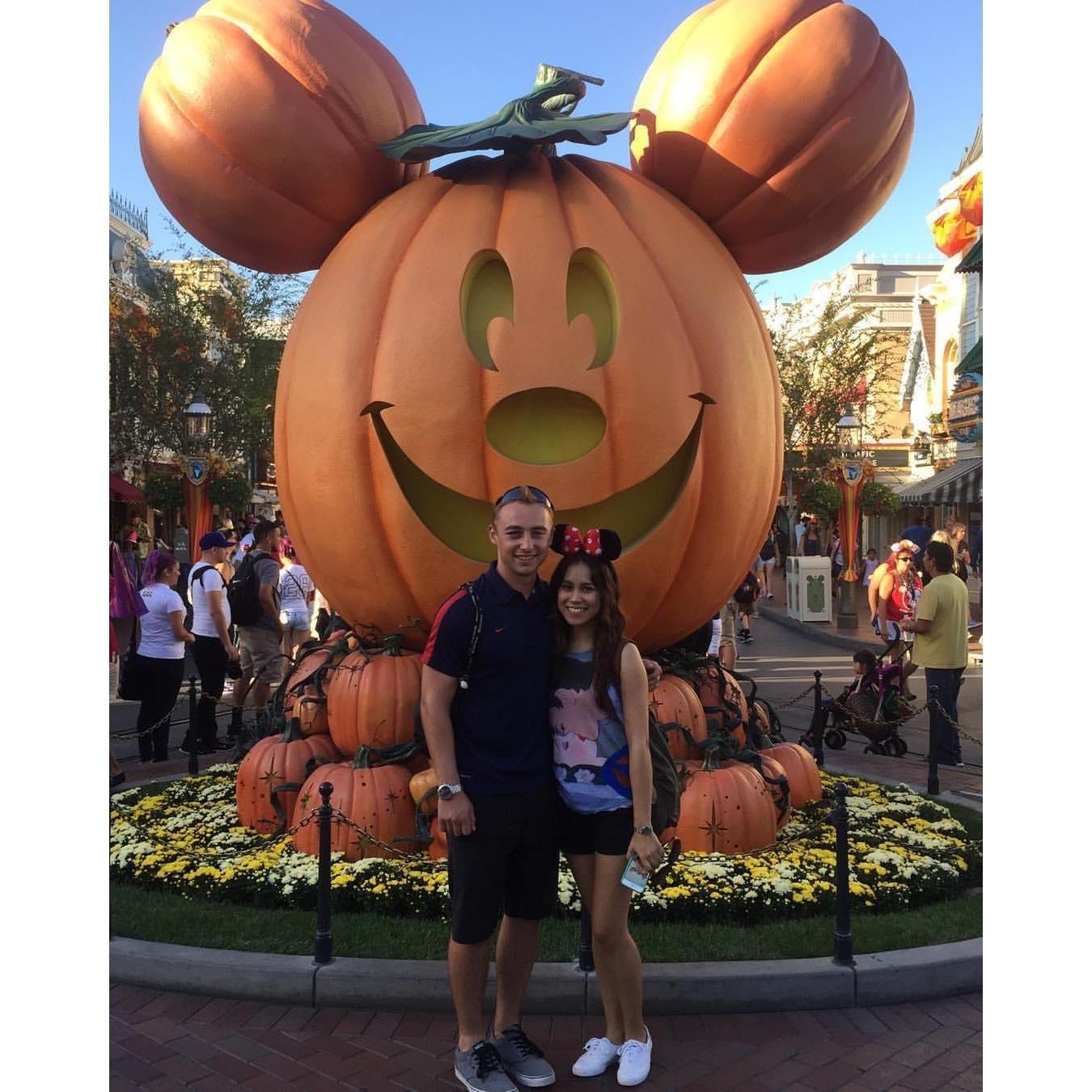 First Disneyland trip for Nate and second date. First kiss during the World of Color show.

Primer visita para Nate y nuestra segunda cita. Nuestro primer beso durante el espectáculo de World of Color