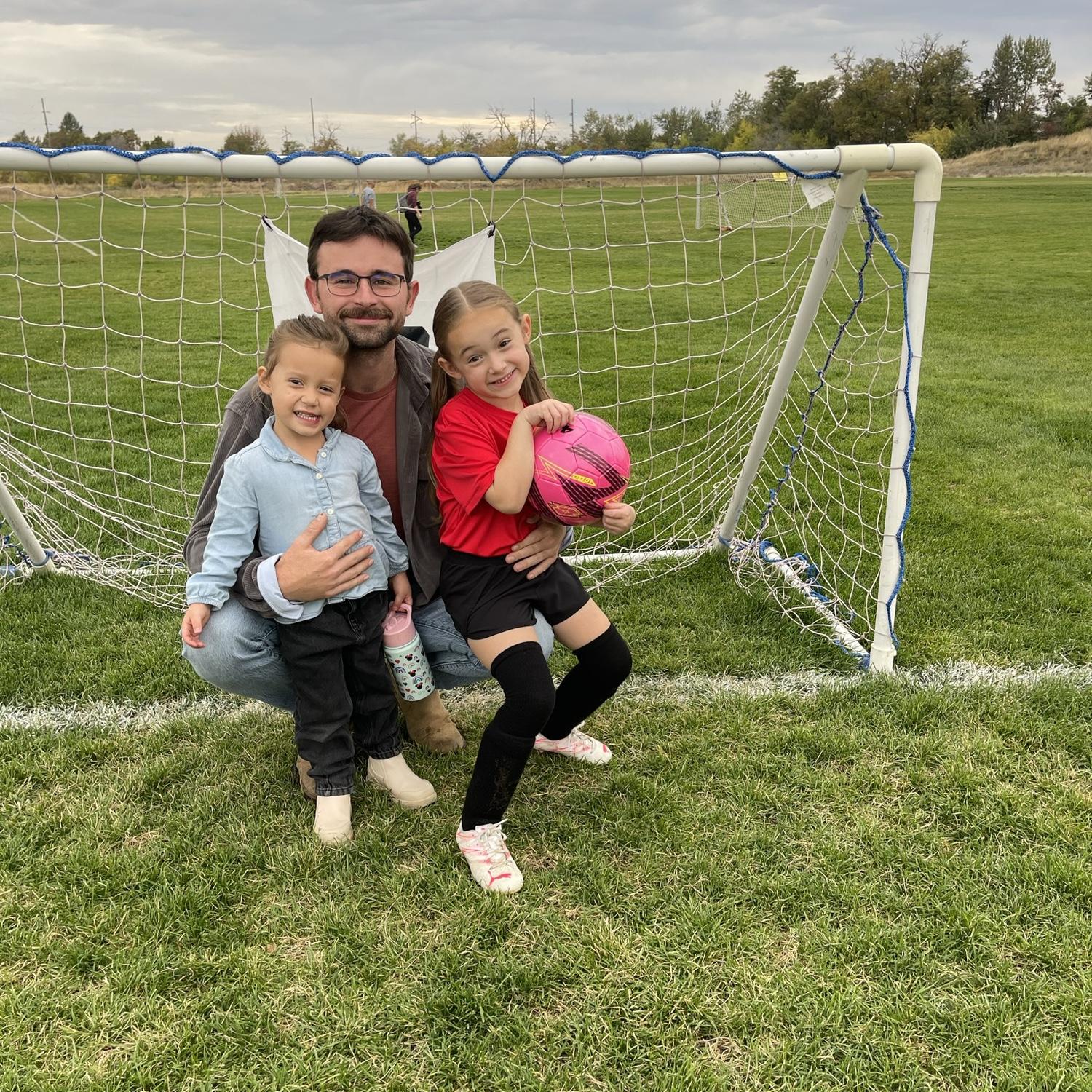 These girls sure love their step dad🤍