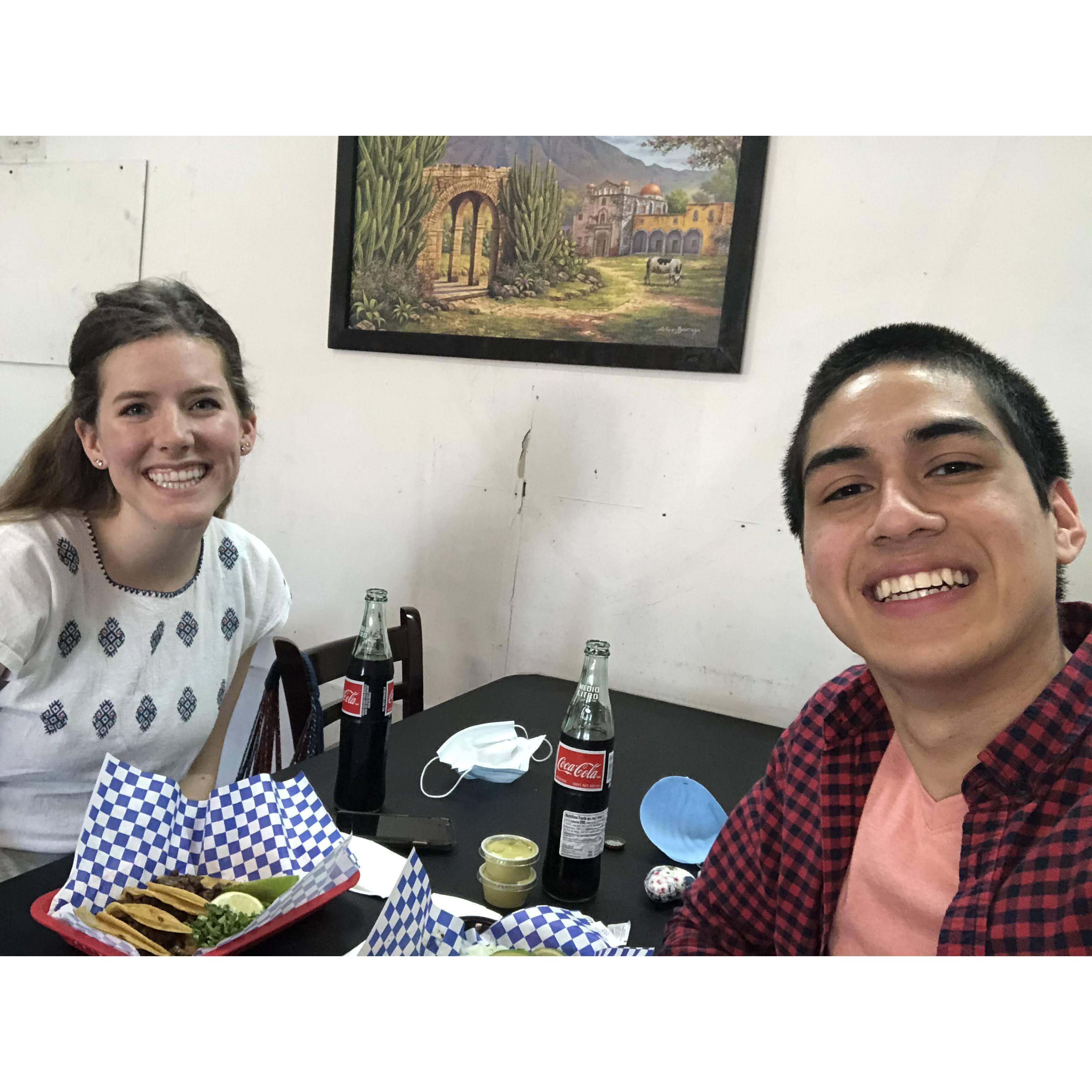 Recreating our first date at Taquería la Victoria :)
Recreando nuestra primera cita en Taquería la Victoria :)